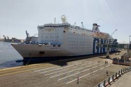 Accostage de deux Car-ferries à la gare maritime du port d'Annaba